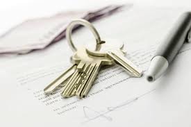 Documents and keys representing the home buying process in France