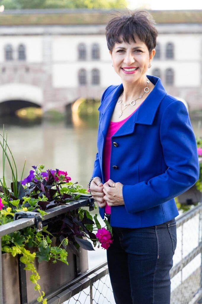 SHOKO English-speaking buyer agent helping clients start their property search in France with personalized guidance